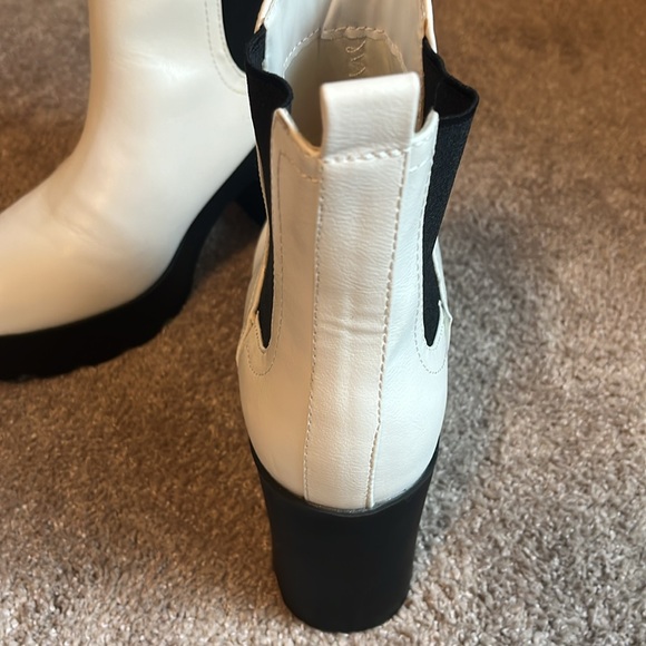 🦋SHEIN Heeled Booties🦋 - Picture 3 of 7